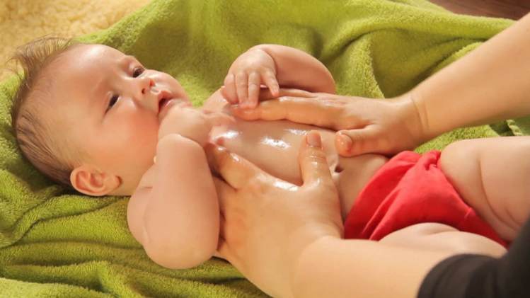 hot oil massage गुनगुने गरम तेल से शिशु की मालिश करें
